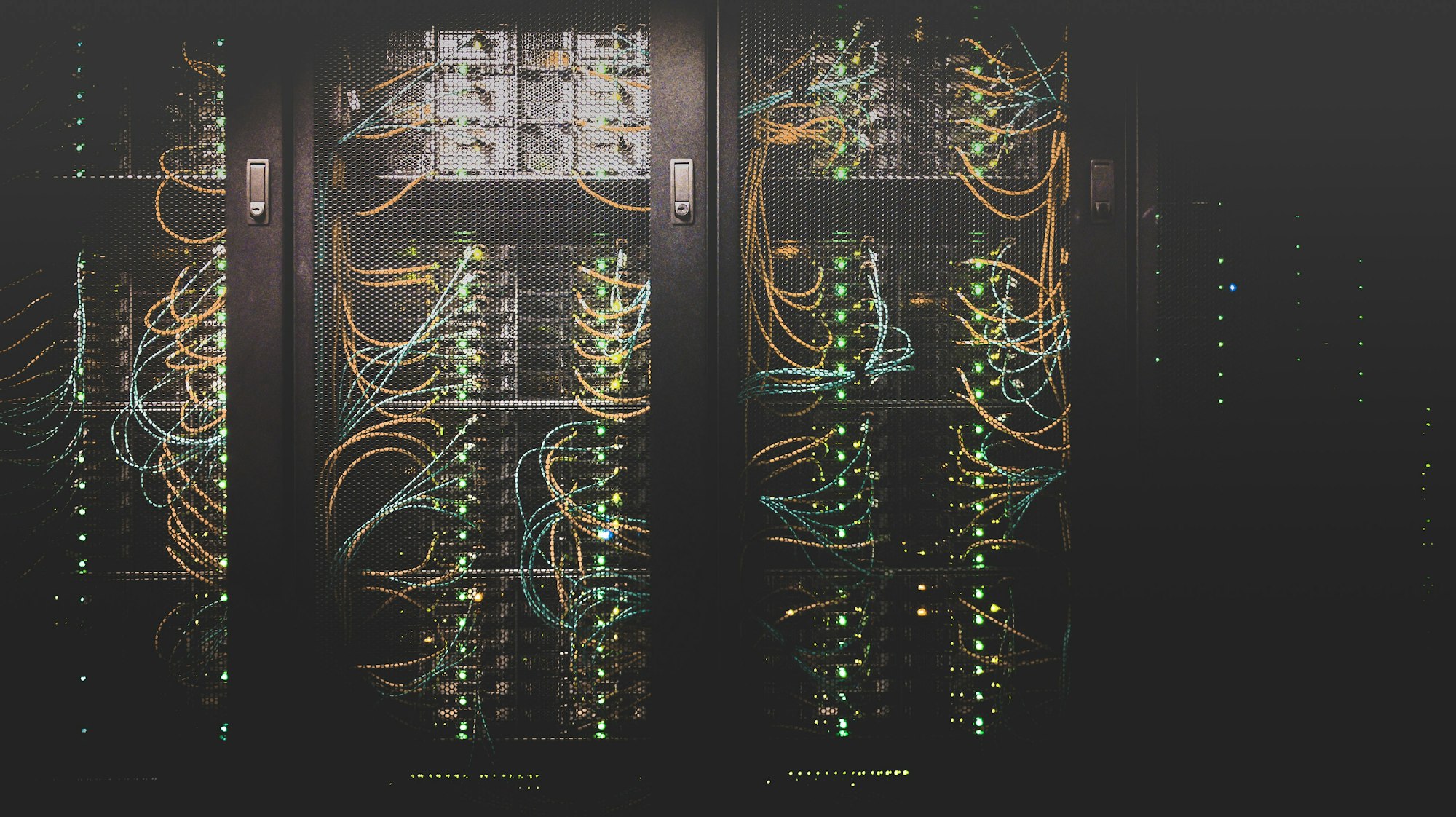 サーバーラックが並ぶデータセンターの通路