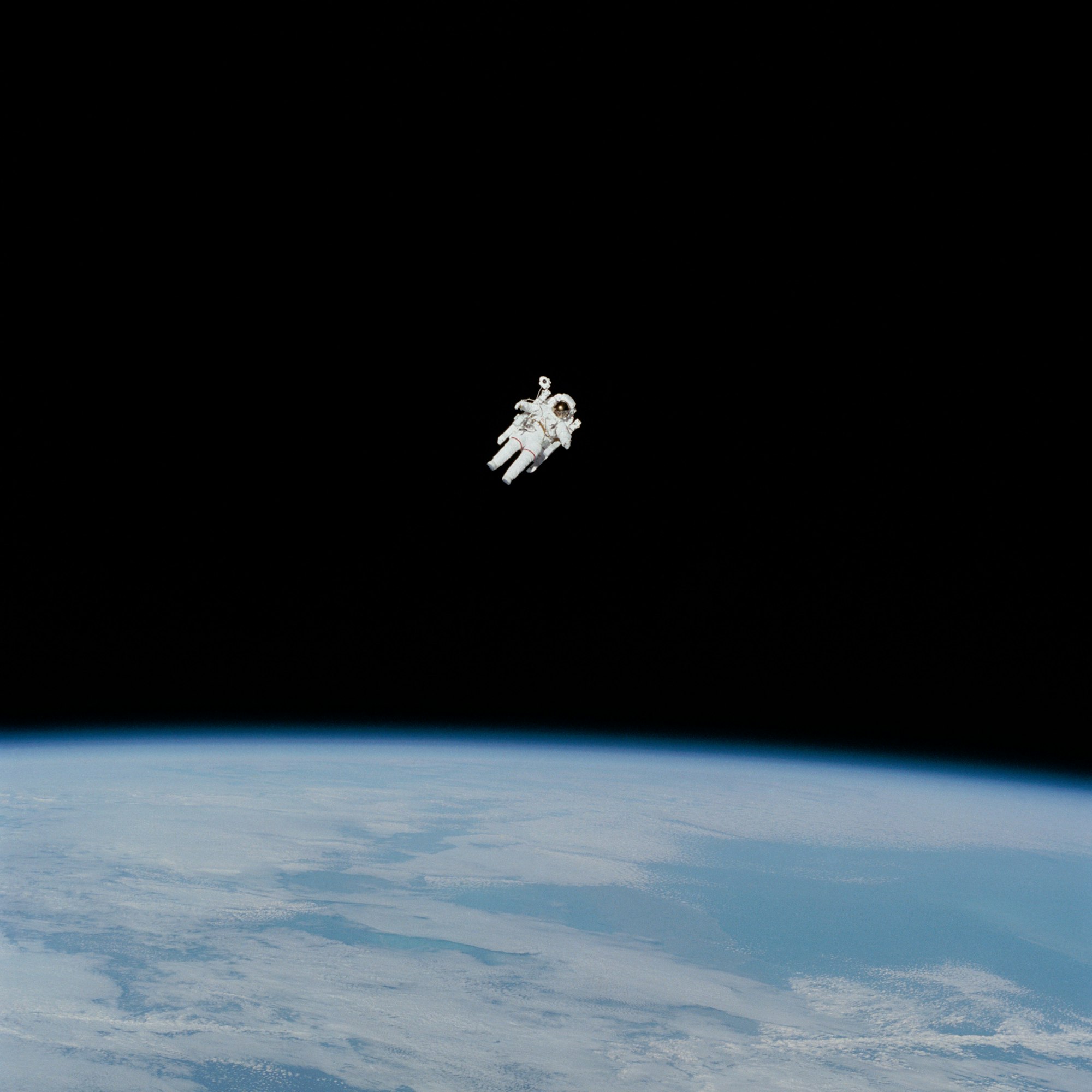宇宙服を着て宇宙空間に浮かぶ宇宙飛行士