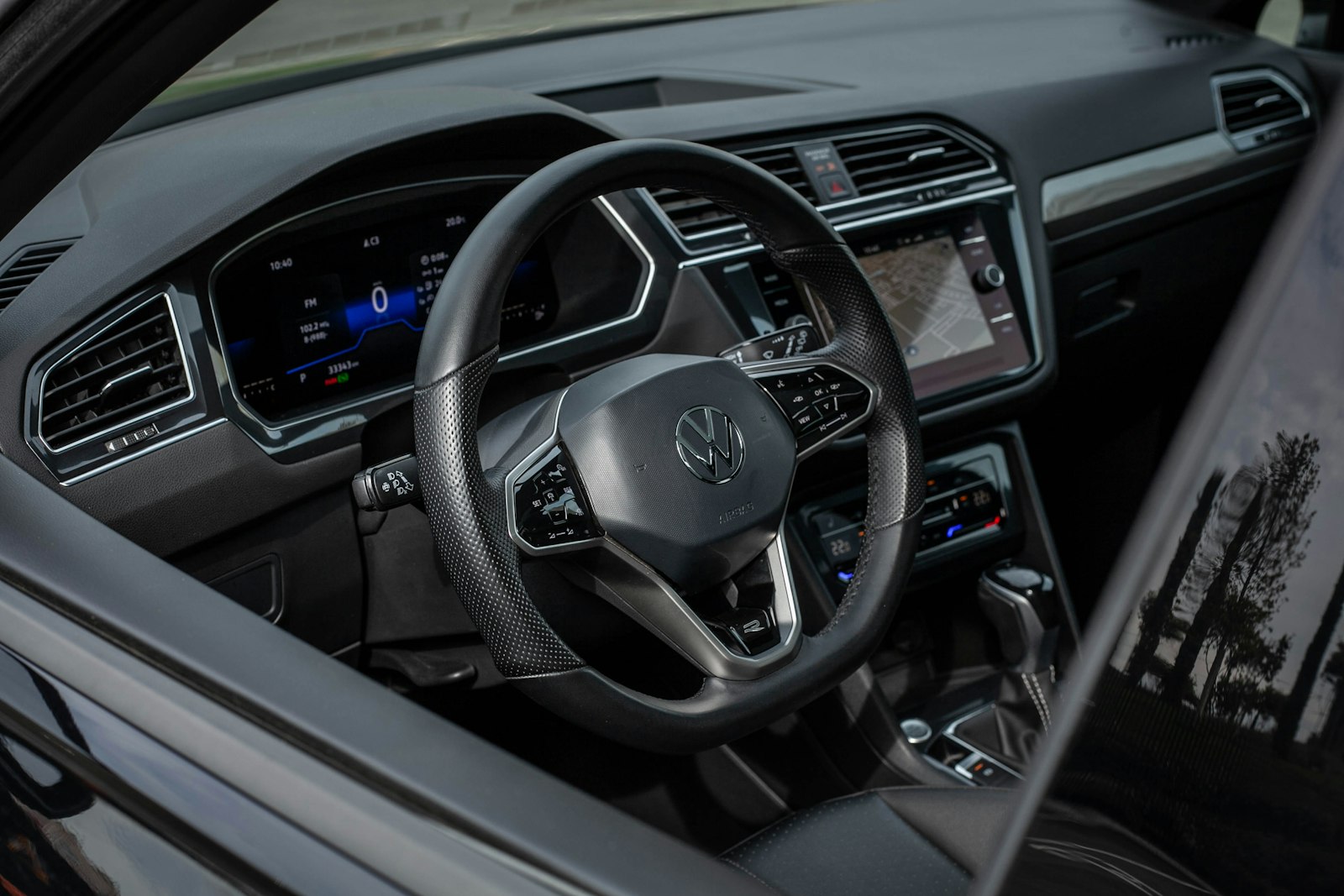 デジタルダッシュボードと監視技術を備えた新型車の車内