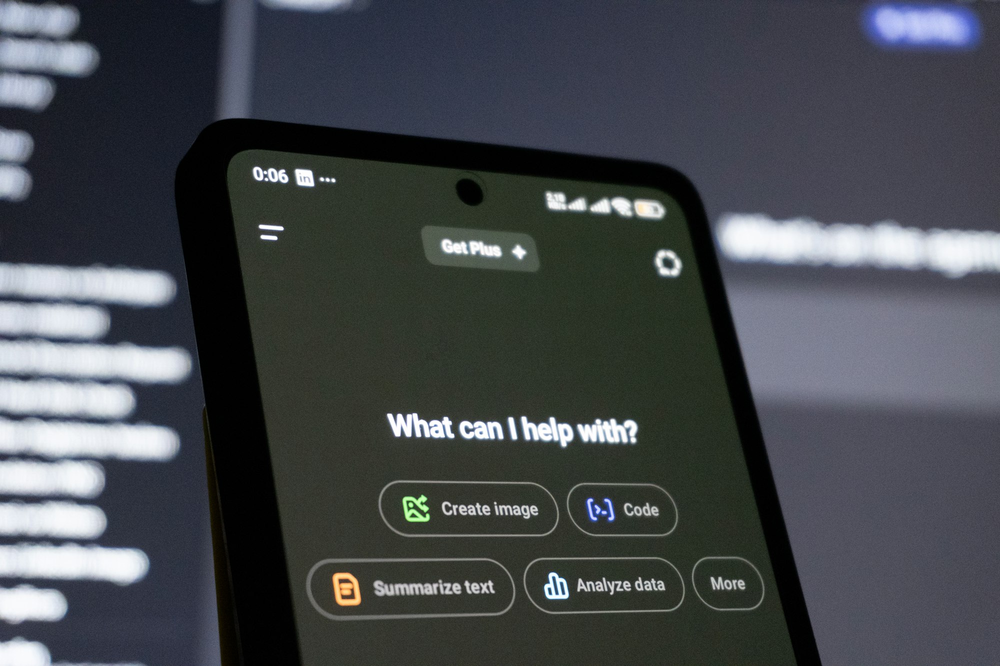 スマートフォンでAIチャットボットを操作する様子