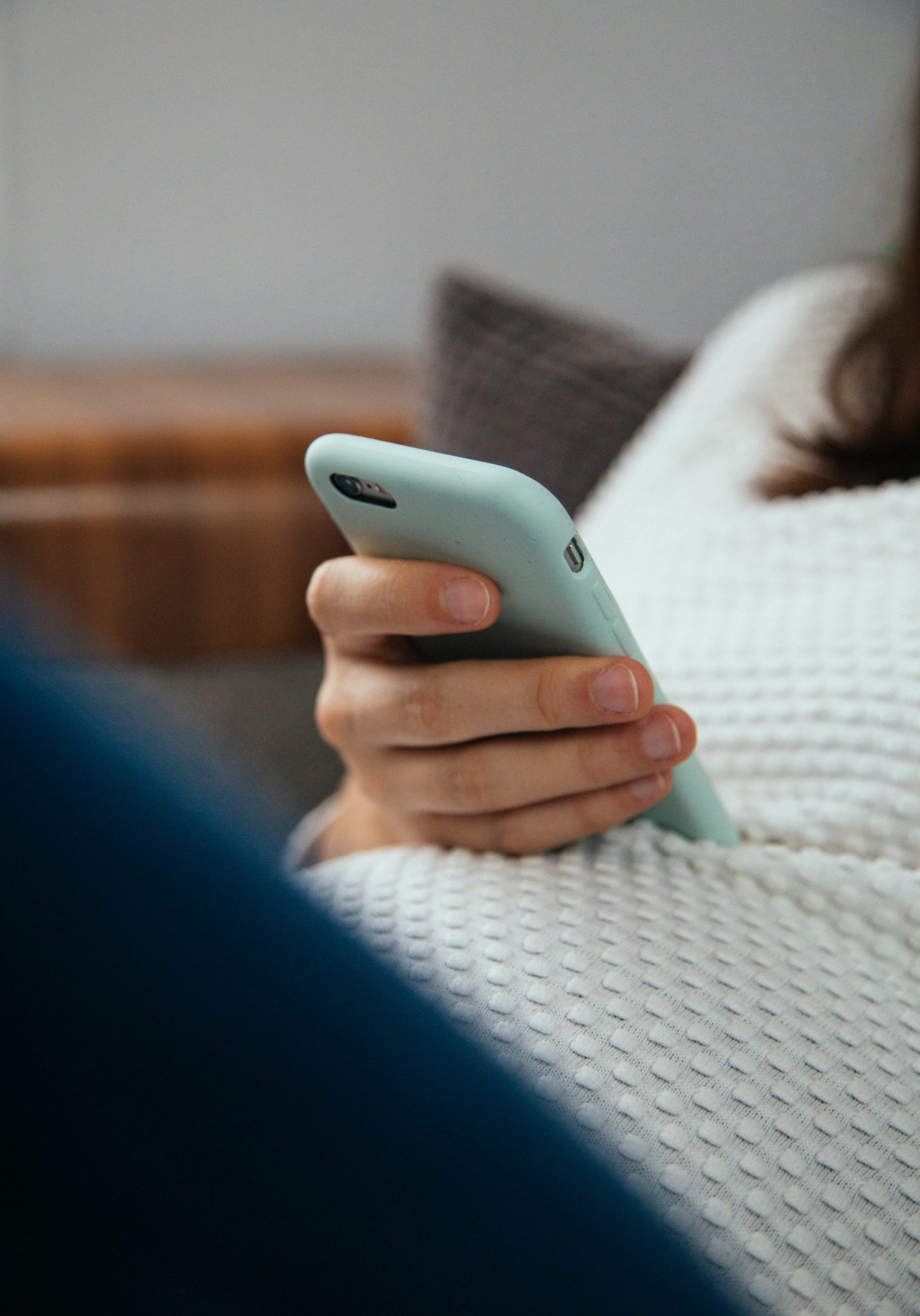 スマートフォンでオンラインショッピングをする様子