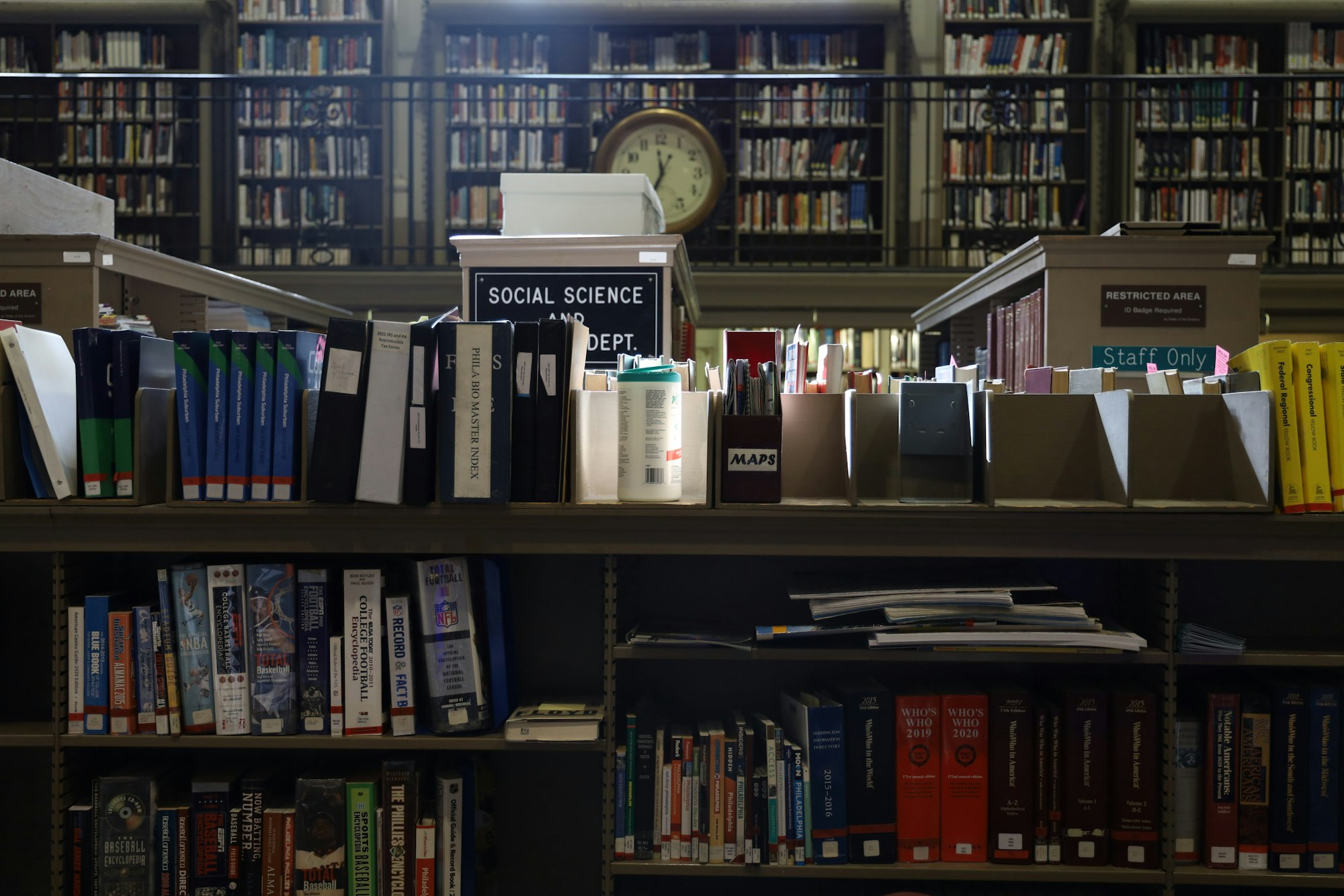 米国の公共図書館の館内、本棚と閲覧席が並ぶ様子