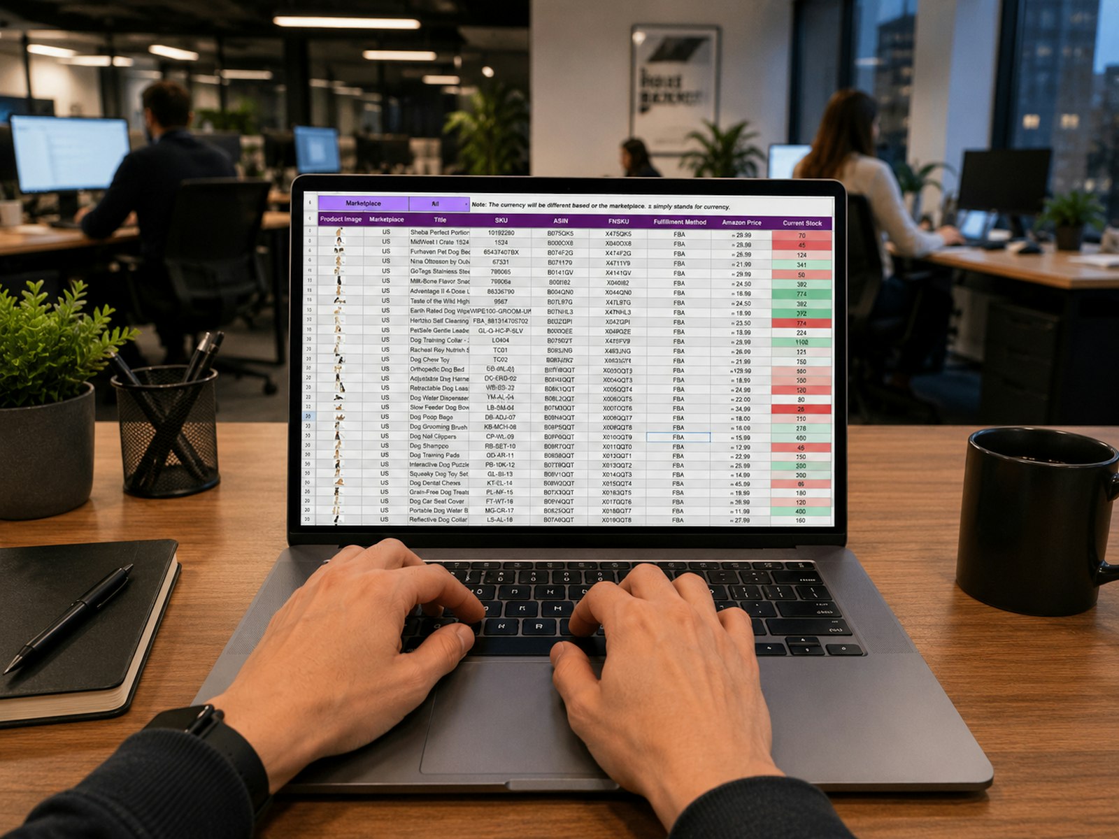 データを表示するパソコン画面とキーボードを操作する手