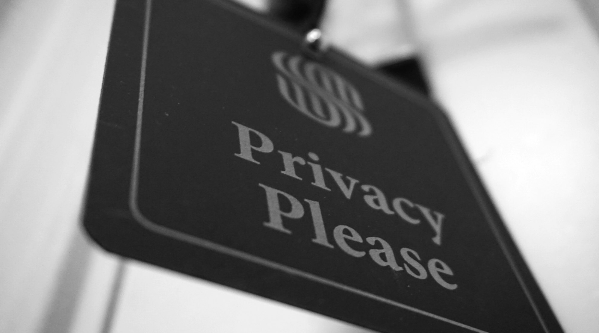 「PRIVACY PLEASE」と書かれた看板の白黒写真