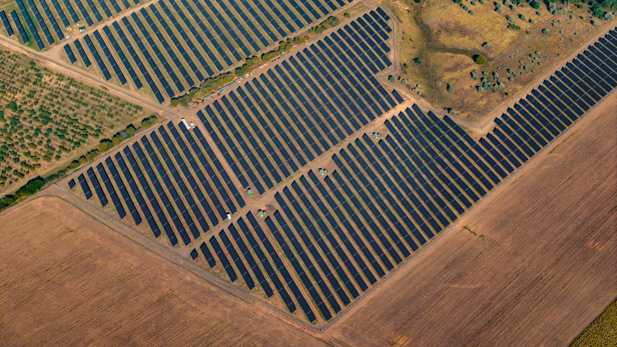 中国の太陽光発電施設(メガソーラー)の航空写真