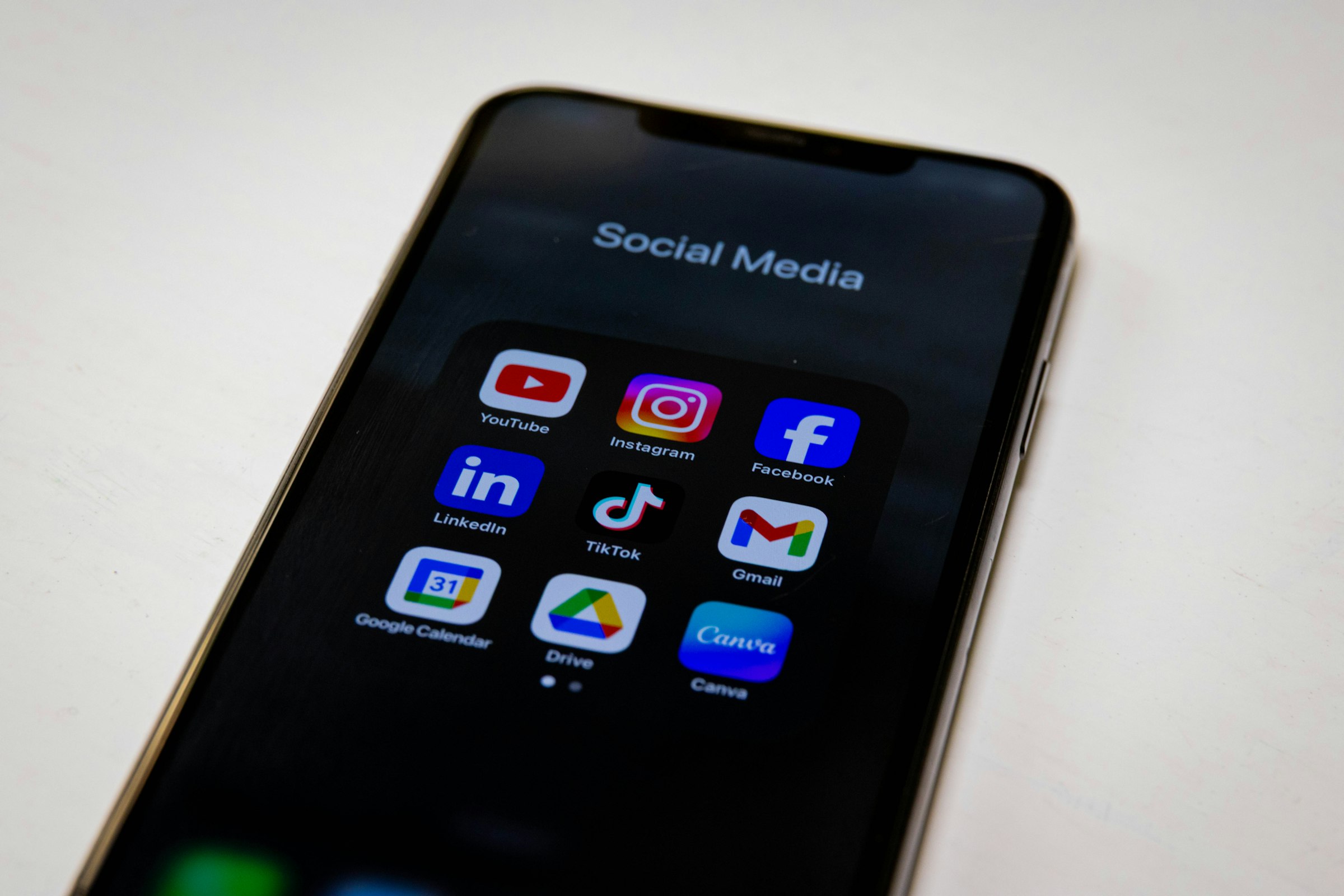 スマートフォン画面に表示されたSNSアプリのフォルダ
