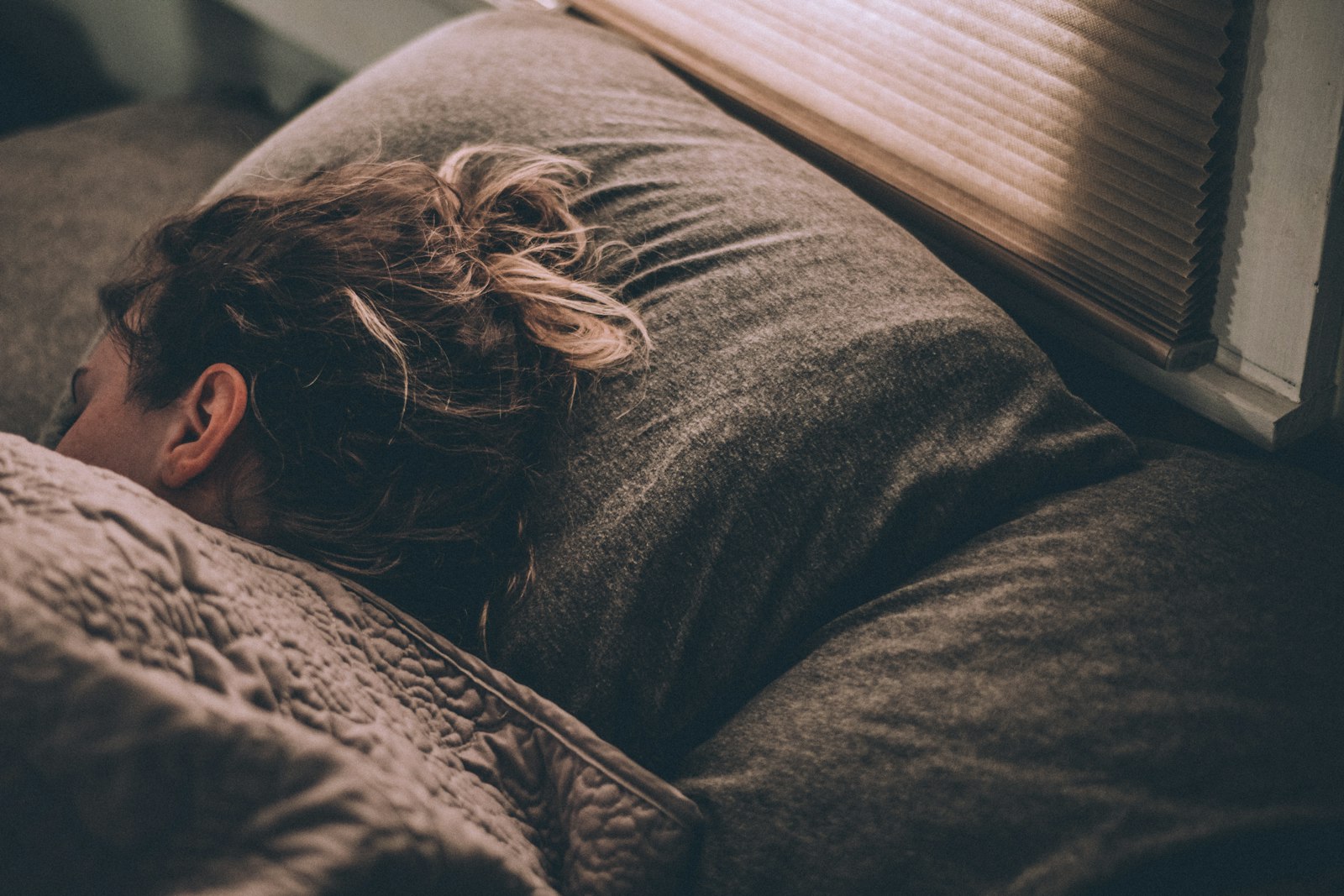 夜、静かに眠る人物のイメージ