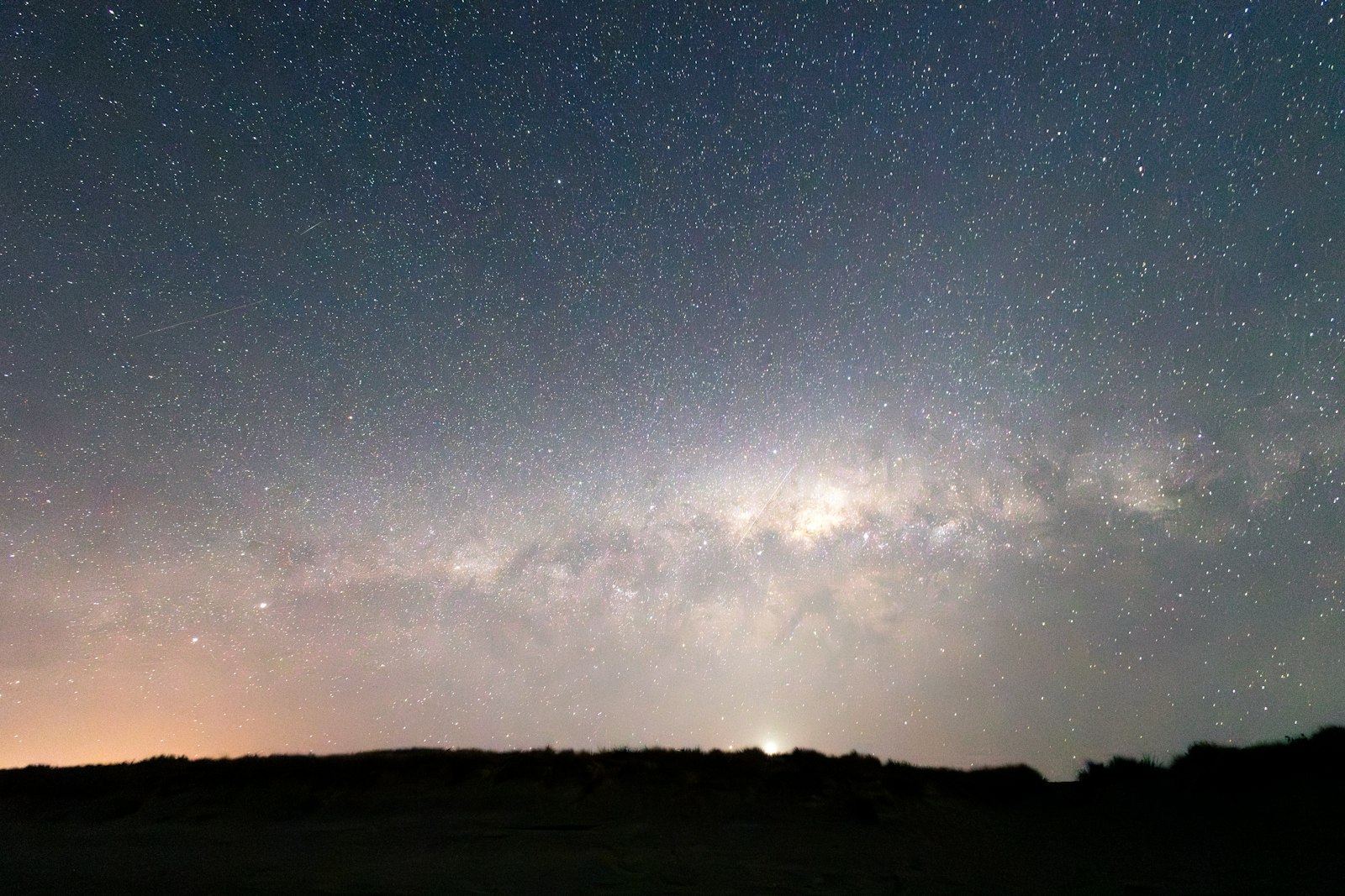 天の川銀河の中心付近に広がる満天の星空