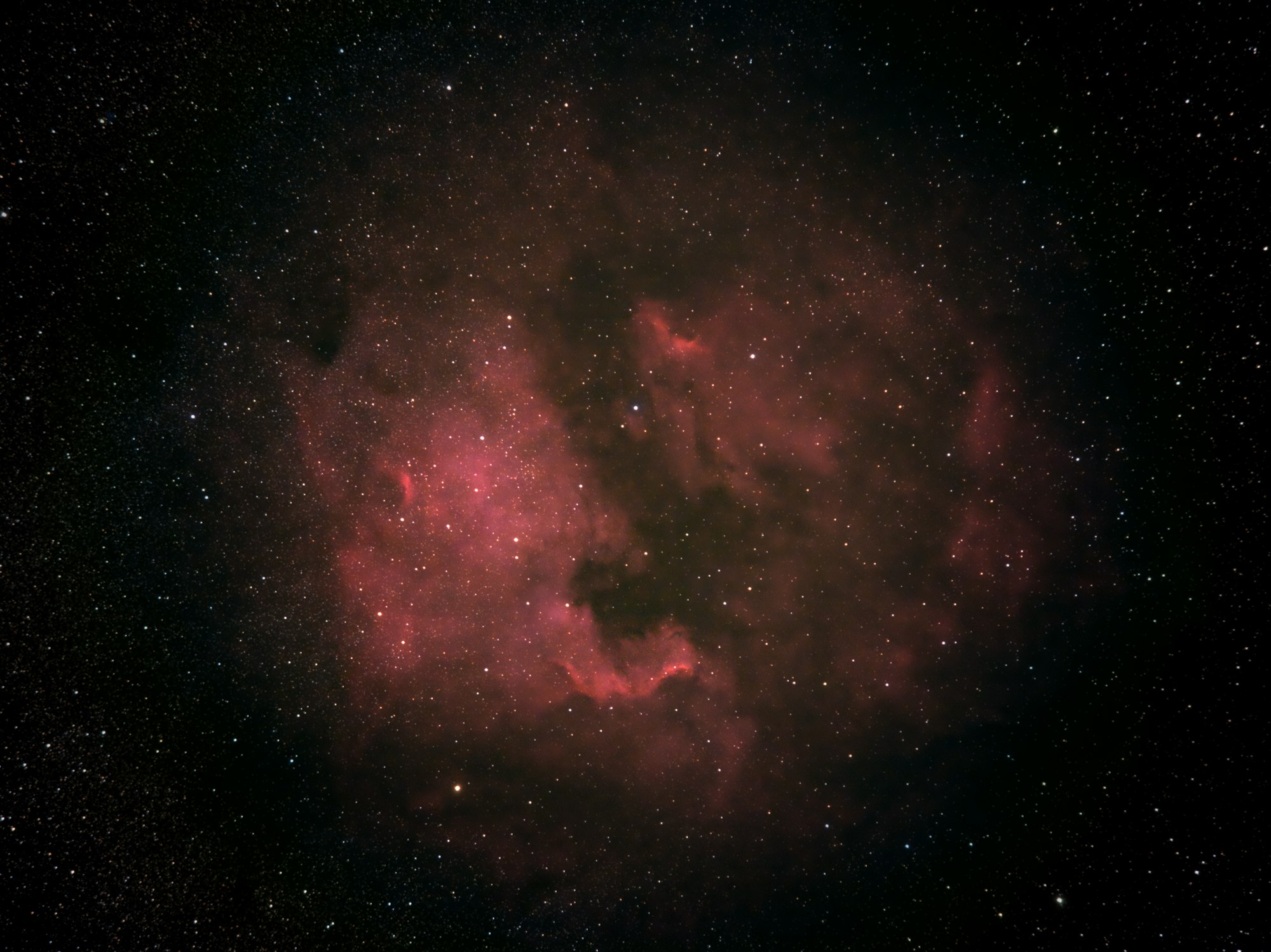 宇宙空間に広がる赤いネビュラと星々のイメージ