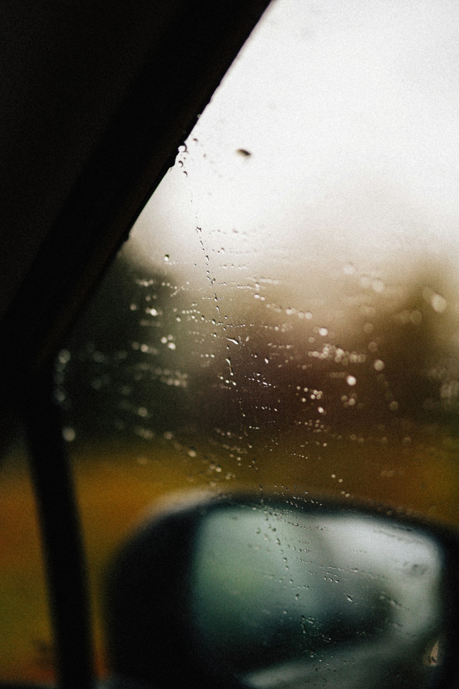 車の窓に付いた雨粒