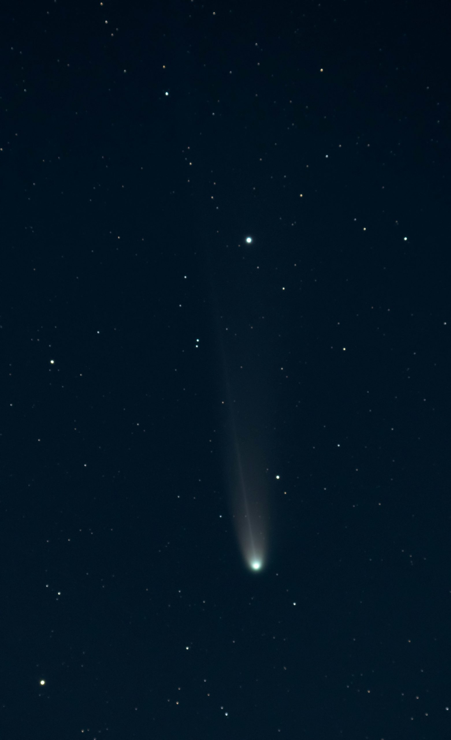 夜空にたなびく彗星の尾