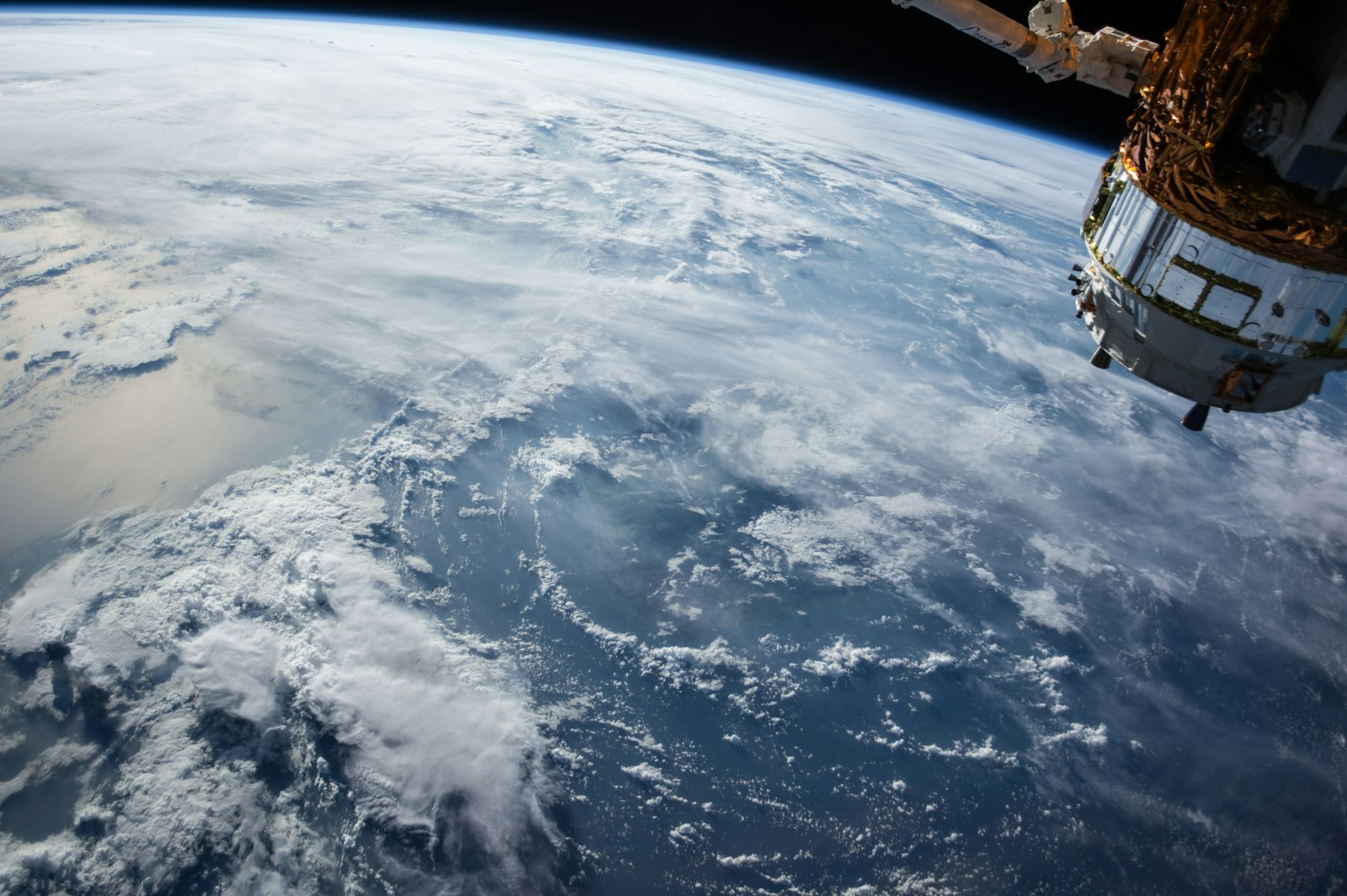 宇宙から見た地球と雲