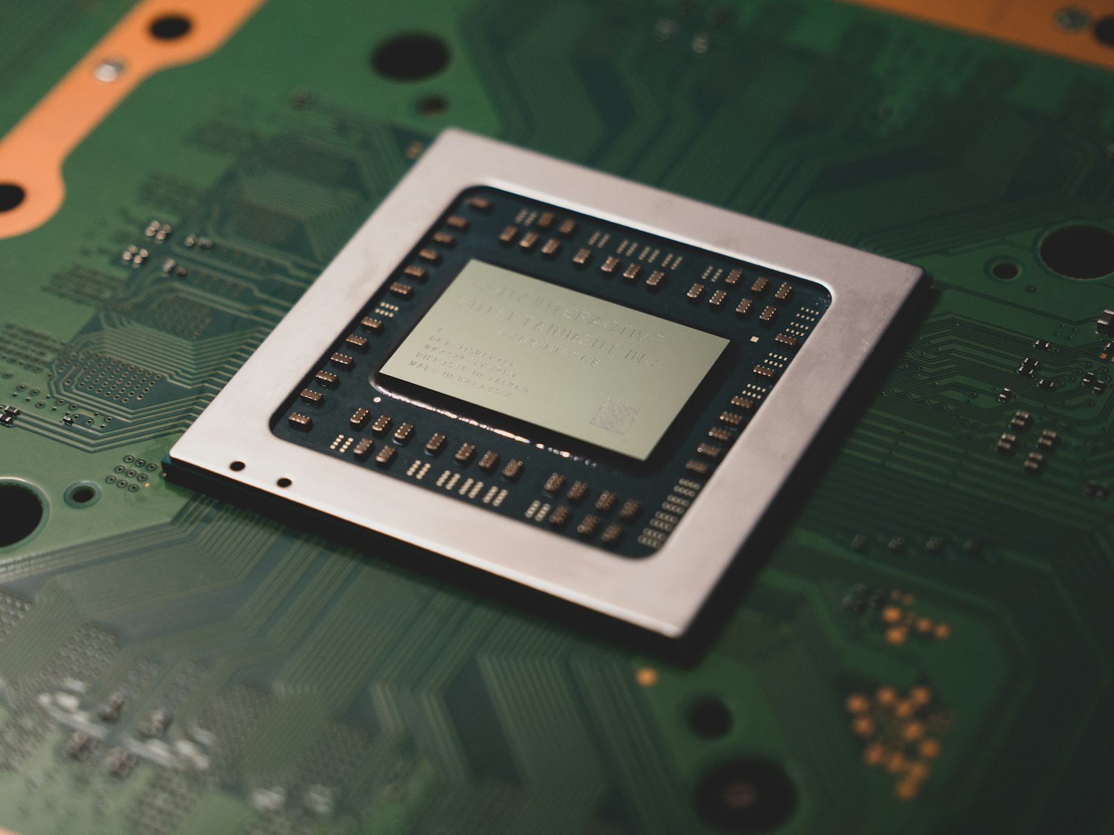 半導体チップと基板のクローズアップ写真